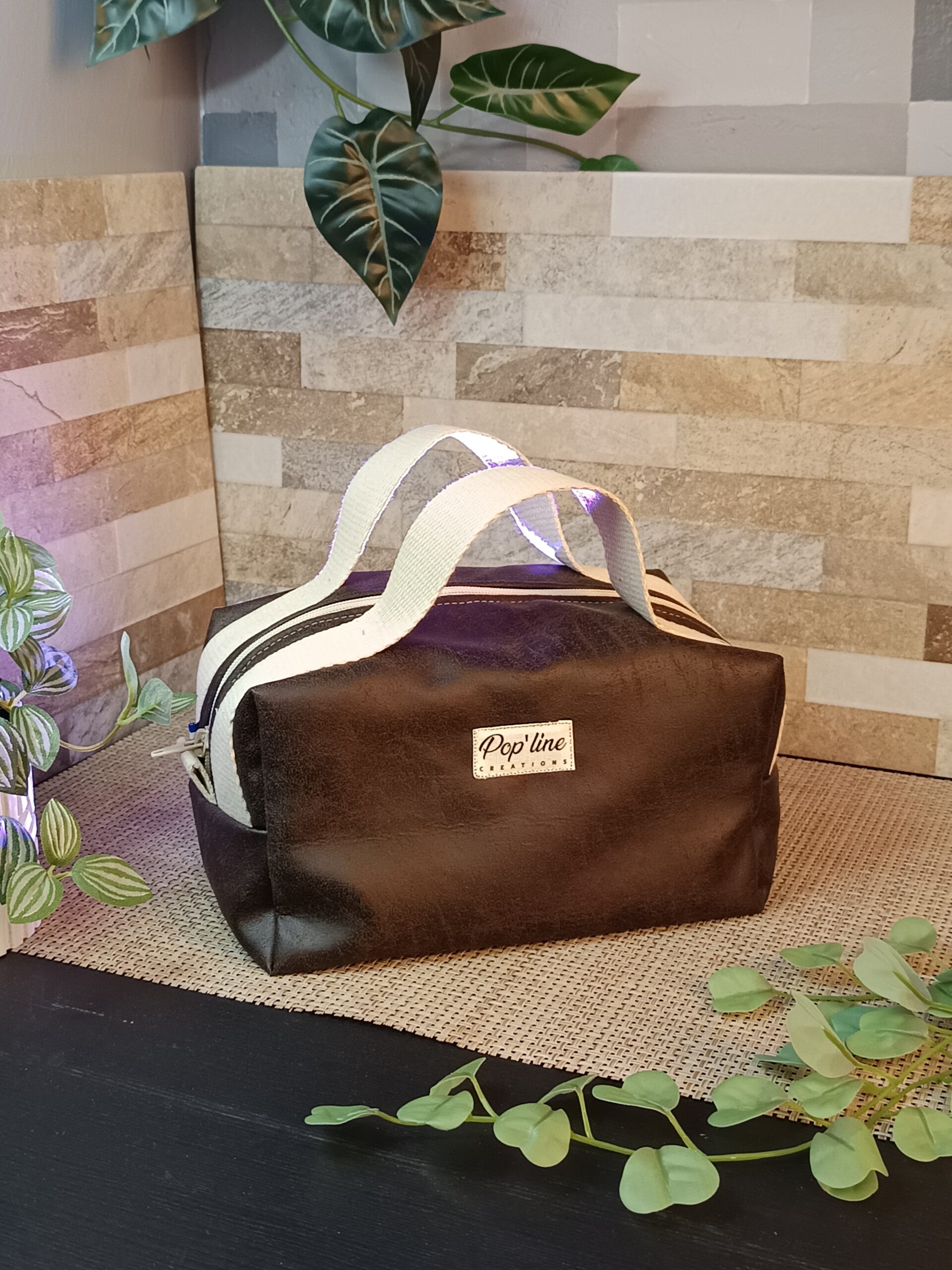 Trousse de toilette simili marron