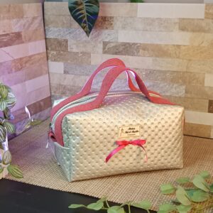 Trousse de toilette en simili argent