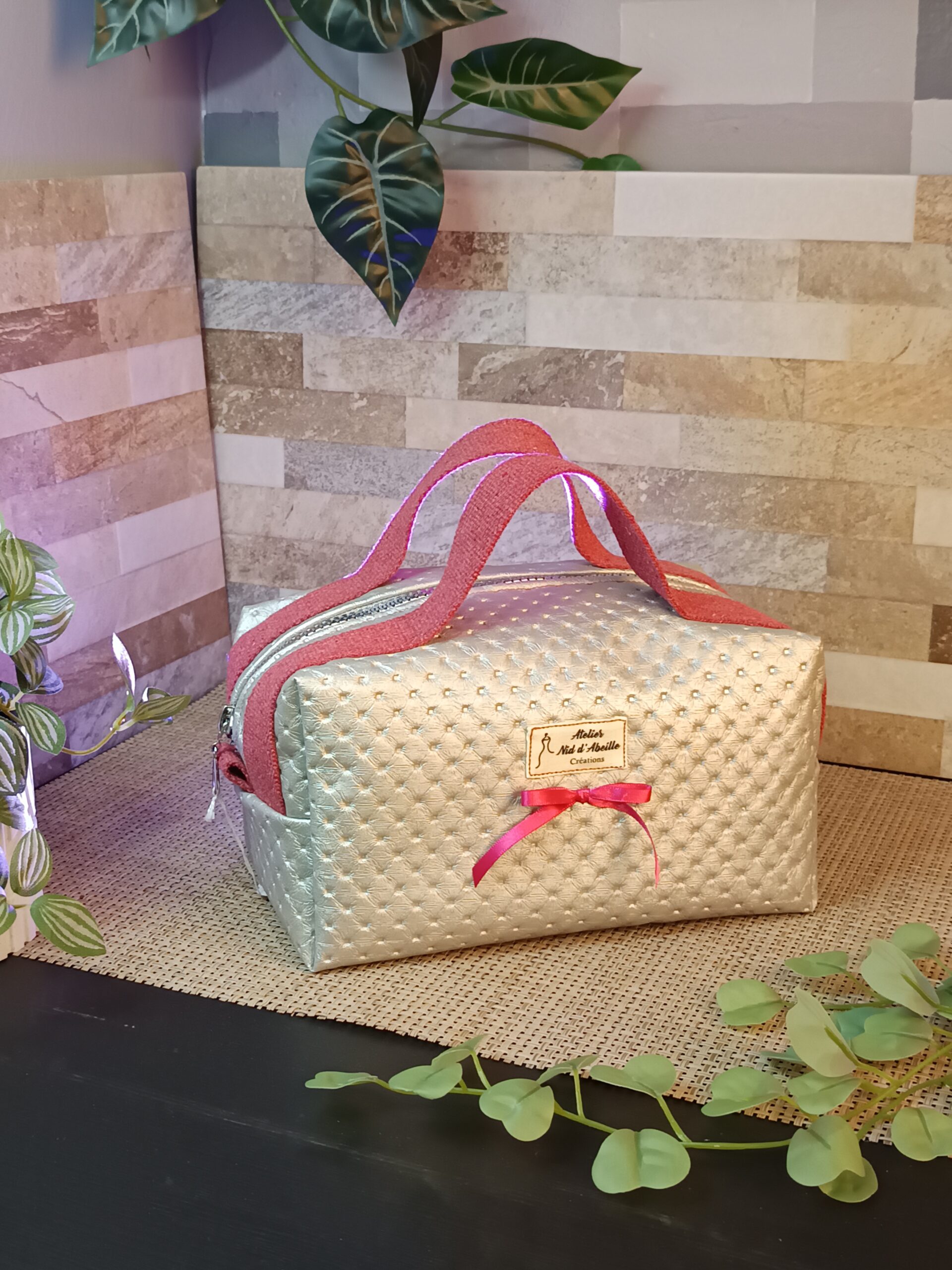 Trousse de toilette en simili argent