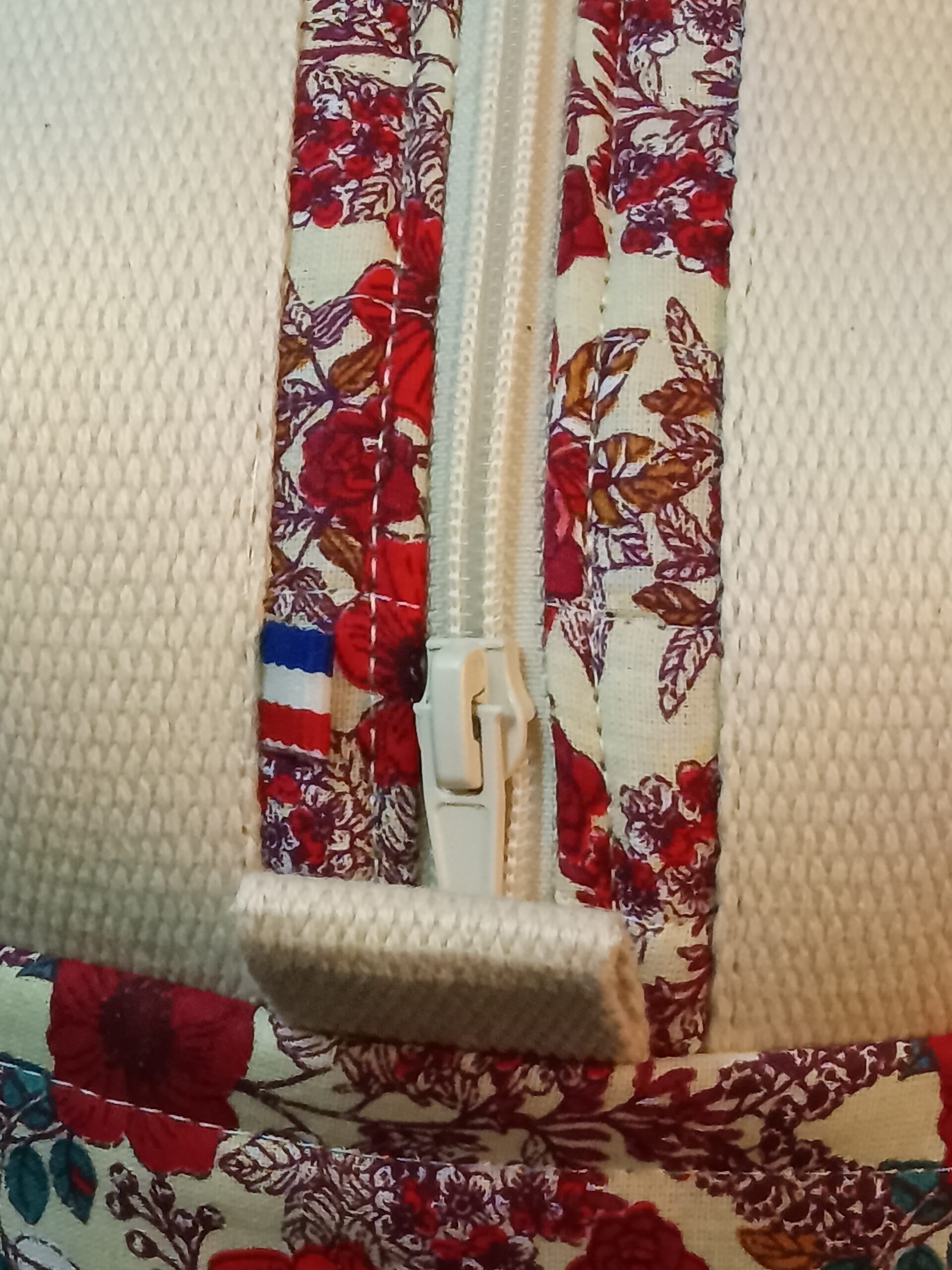 Trousse de toilette en tissu matelassé fleuri – Image 2