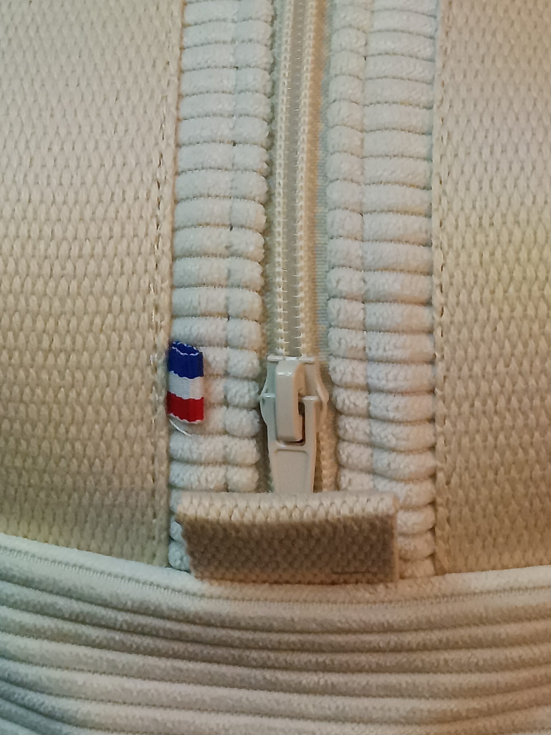 Trousse de toilette en velours écru – Image 2