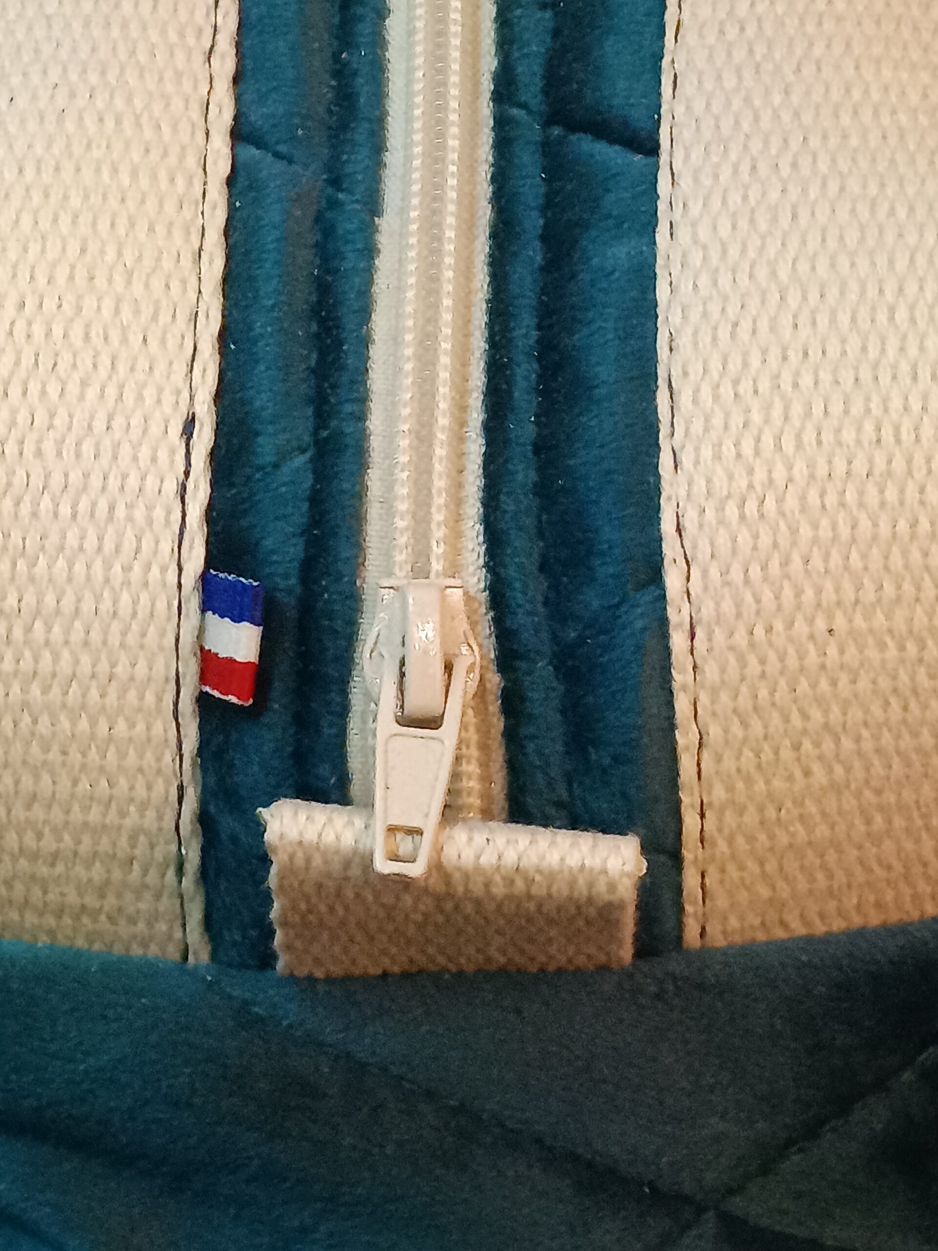 Trousse de toilette en velours matelassé bleu canard – Image 2