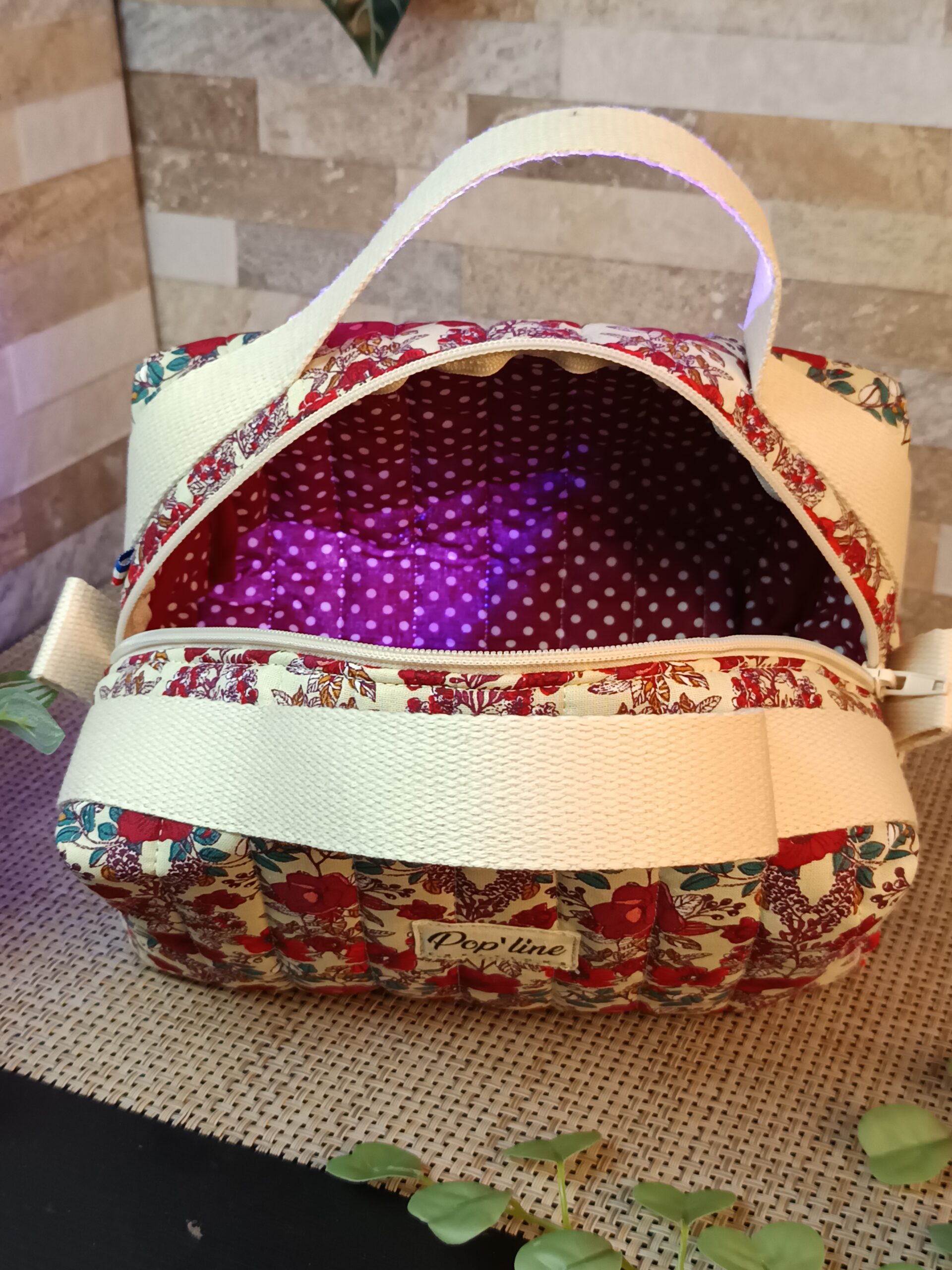 Trousse de toilette en tissu matelassé fleuri – Image 3