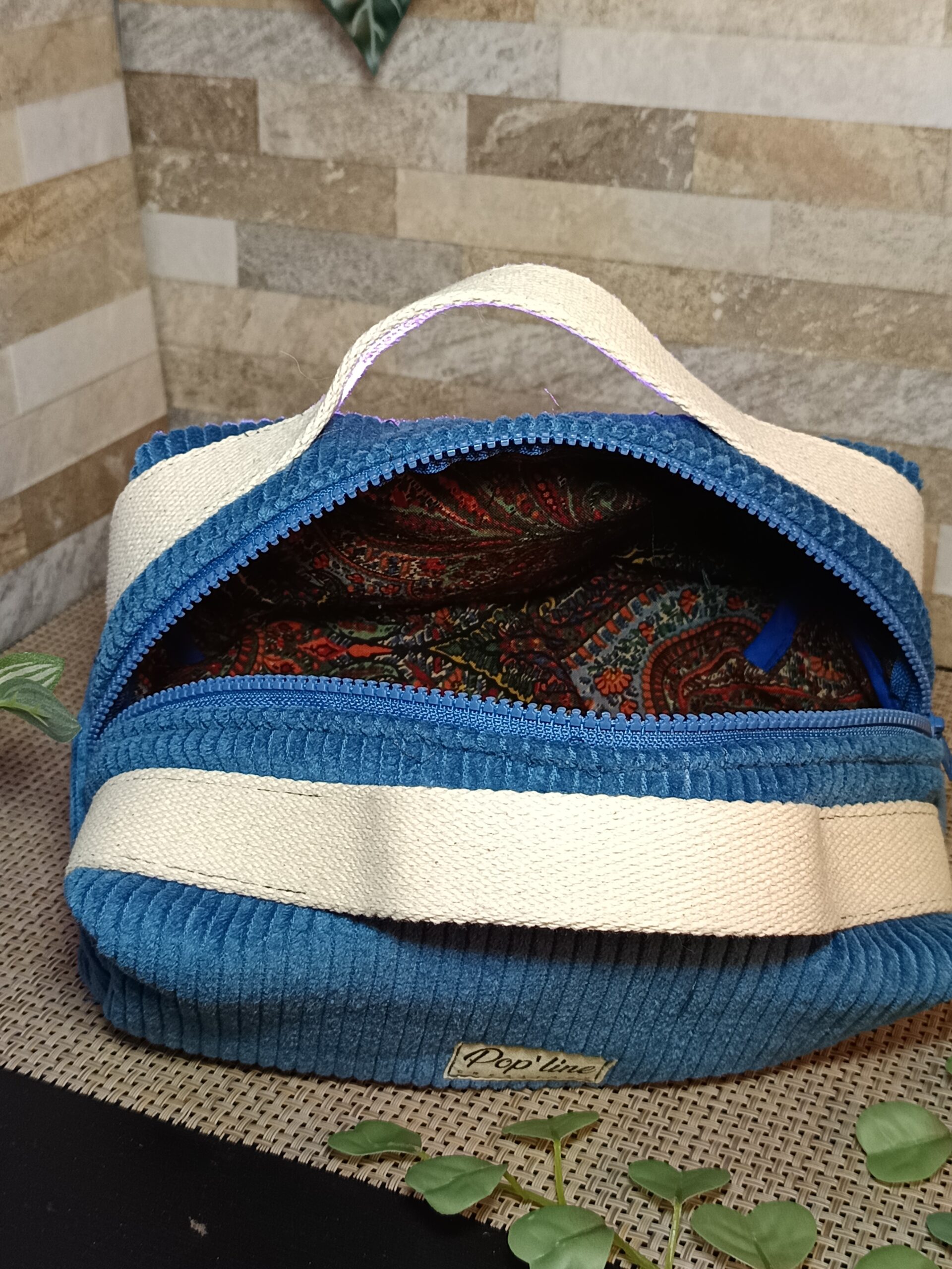 Trousse de toilette en velours bleu – Image 3