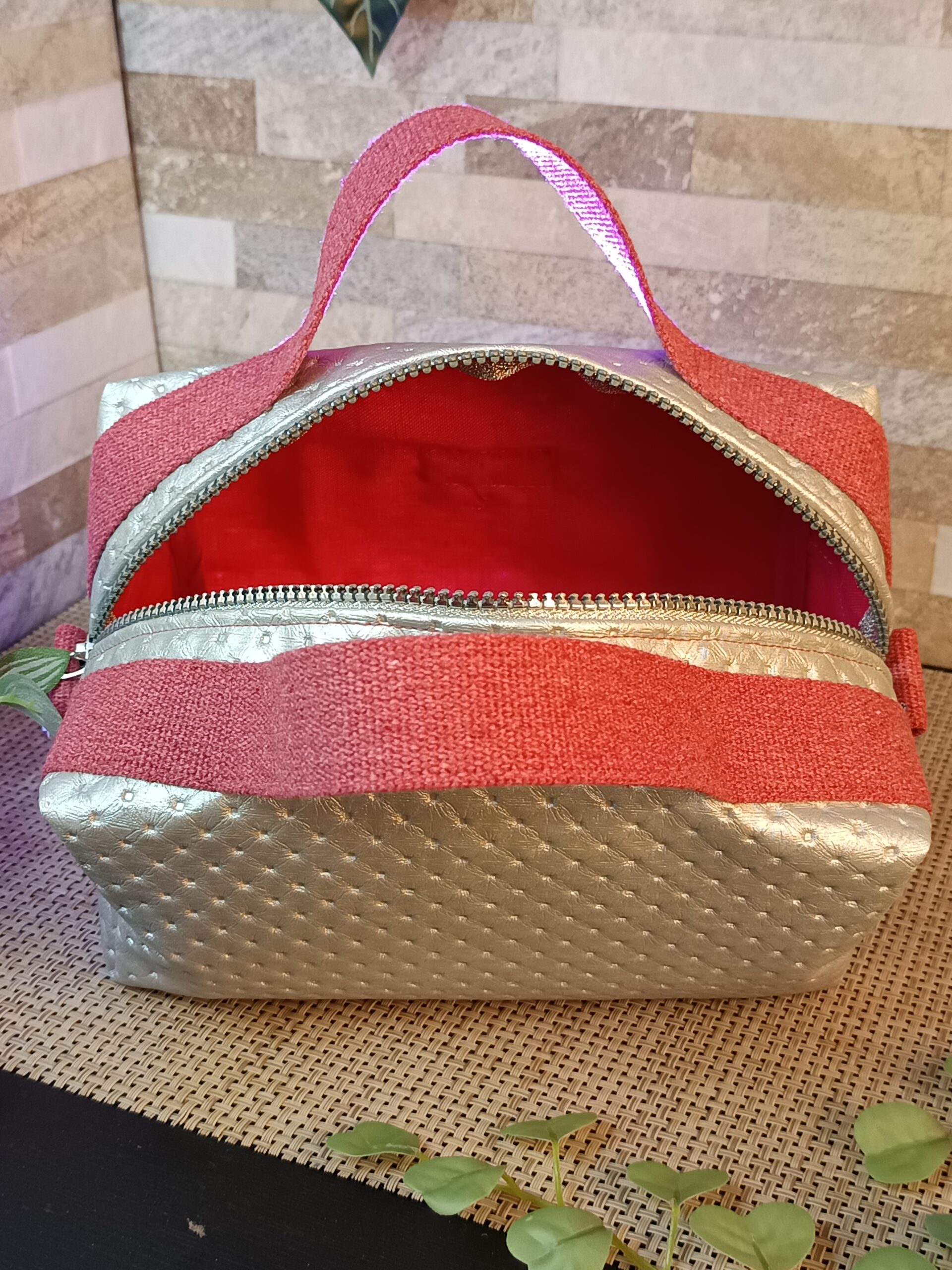 Trousse de toilette en simili argent – Image 3