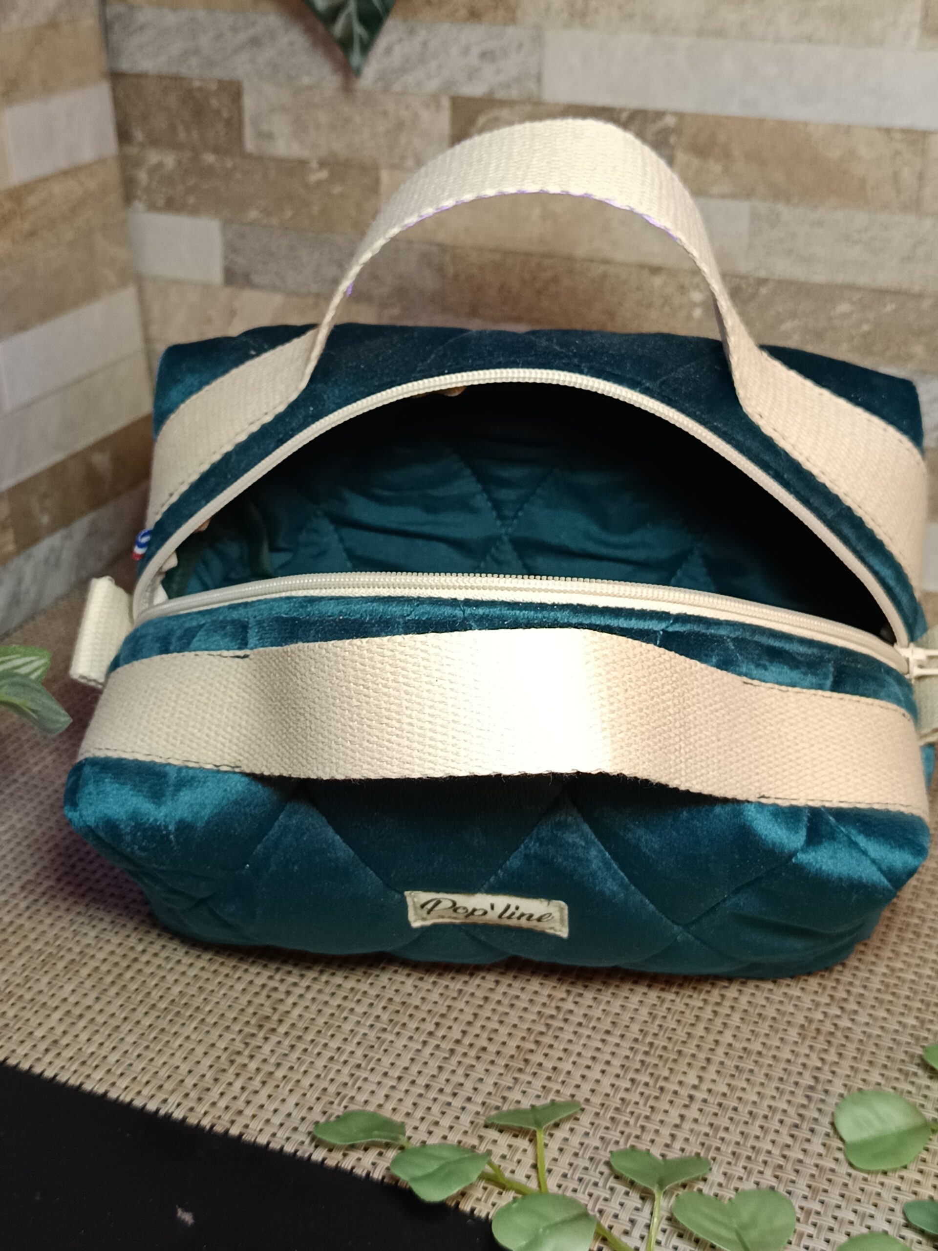 Trousse de toilette en velours matelassé bleu canard – Image 3