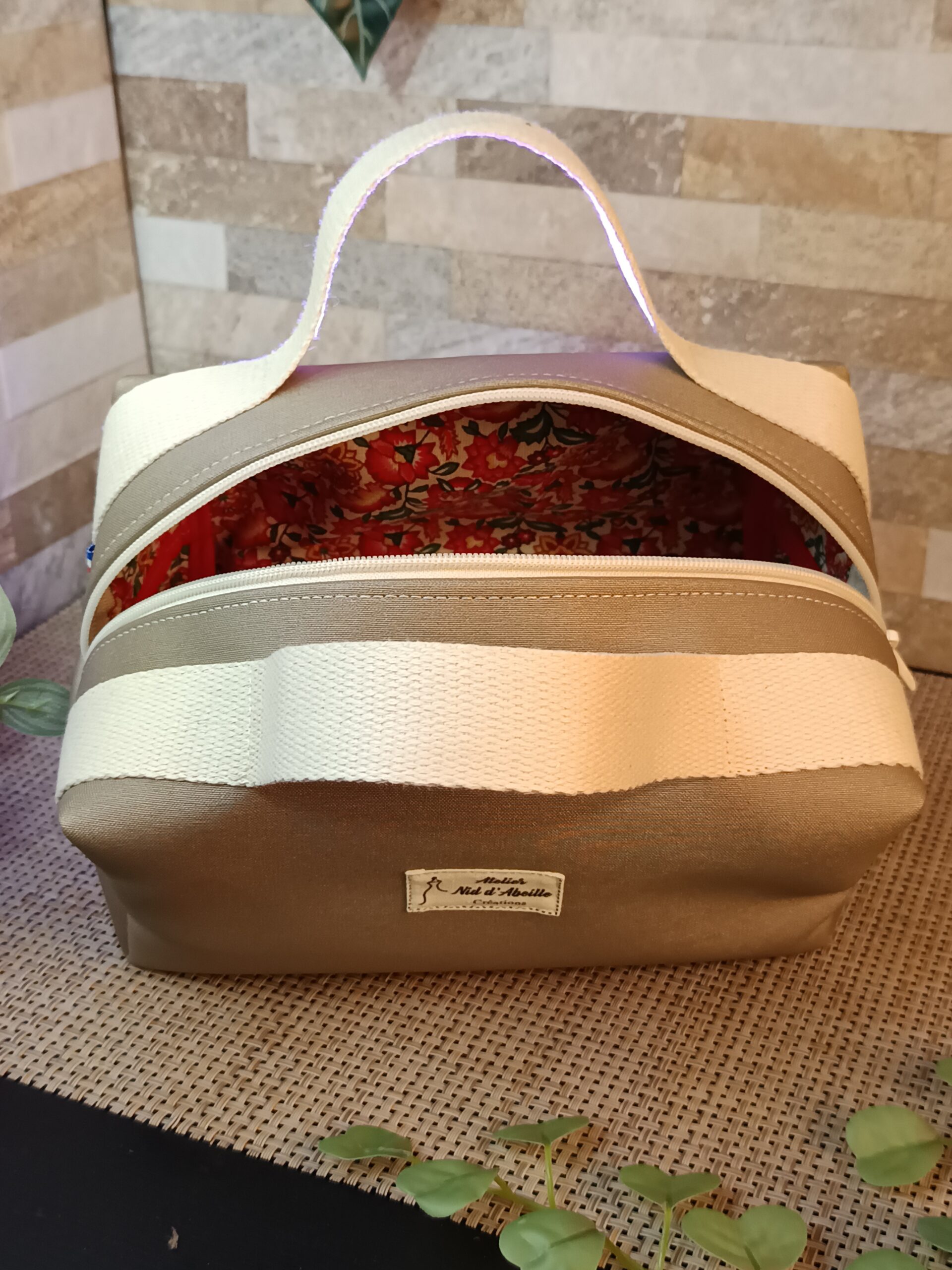 Trousse de toilette simili beige – Image 3