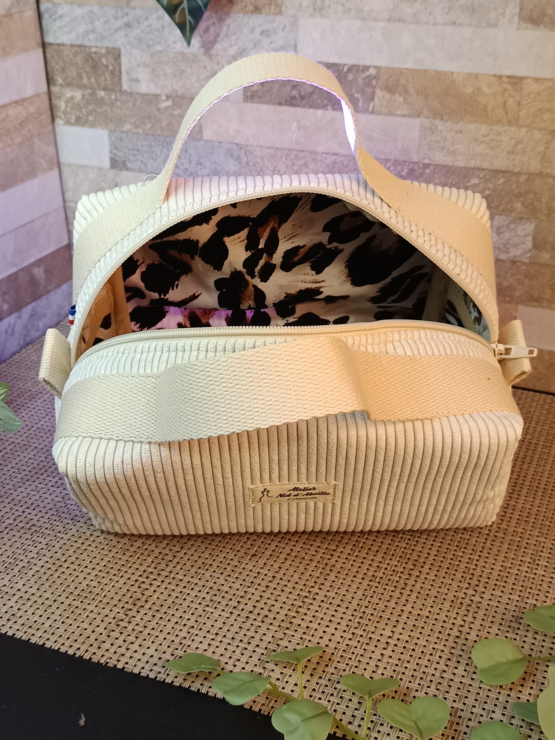 Trousse de toilette en velours écru – Image 3