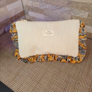 Trousse Froufrou en velours écru, volant jaune