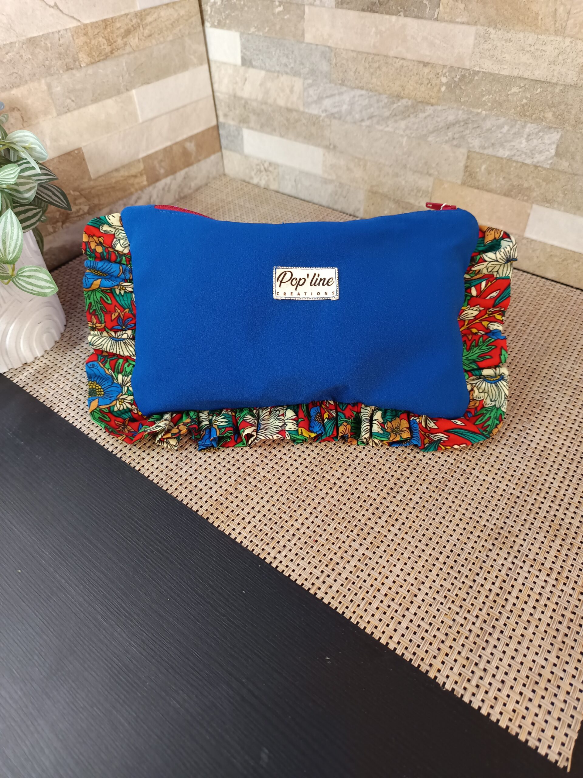 Trousse Froufrou bleu électrique, volant fleuri multicolore