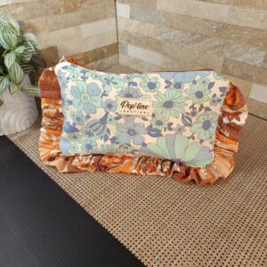 Trousse Froufrou upcyclée, fleurs bleues, volant fleuri marron