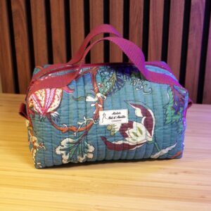 Trousse de toilette matelassée motifs floraux (sangle bordeaux)
