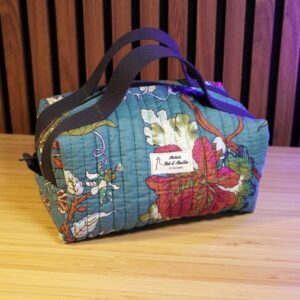 Trousse de toilette matelassée motifs floraux (sangle marine)